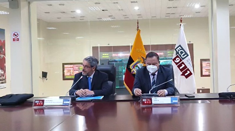 A la izquierda Francisco Ruales, ministro de Salud y a su lado Juan Zapata, director general del ECU 911. Foto: Captura