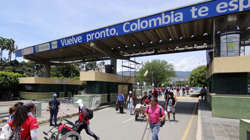 Decenas de personas fueron registradas este martes al cruzar el puente internacional Simón Bolívar, frontera de Colombia y Venezuela, en Cúcuta (Colombia). Foto: EFE/ Mario Caicedo