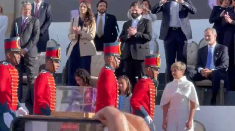 El Rey de España permaneció sentado, mientras pasada la espada de Bolívar. Foto: Captura de video