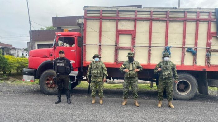 En Morona Santiago, fue decomisado combustible de dudosa procedencia en un camión, Foto: FF.AA.