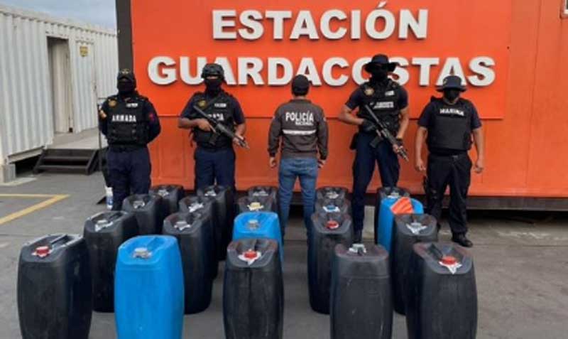La Armada decomisó una embarcación ilegal con 20 tanques de combustible en Manabí. Foto: Twitter Armada Ecuador