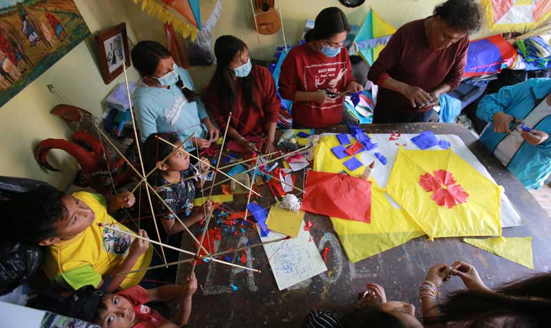 En la vivienda de Jorge Moya se reúnen los niños del sector que participan del vacacional para elaborar las cometas. Foto: Julio Estrella / EL COMERCIO