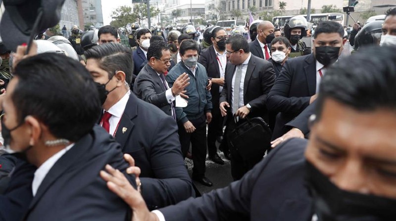 El presidente de Perú Pedro Castillo (c) a su salida de la Fiscalía de la Nación, este 4 de agosto en Lima (Perú). Foto: EFE