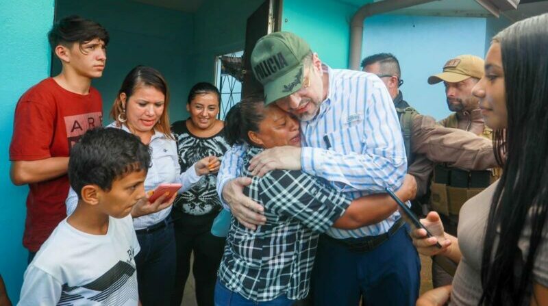 El presidente de Costa Rica, Rodrigo Chaves, en visita a la comunidad de Crucitas. Foto: Twitter @RodrigoChavesR.