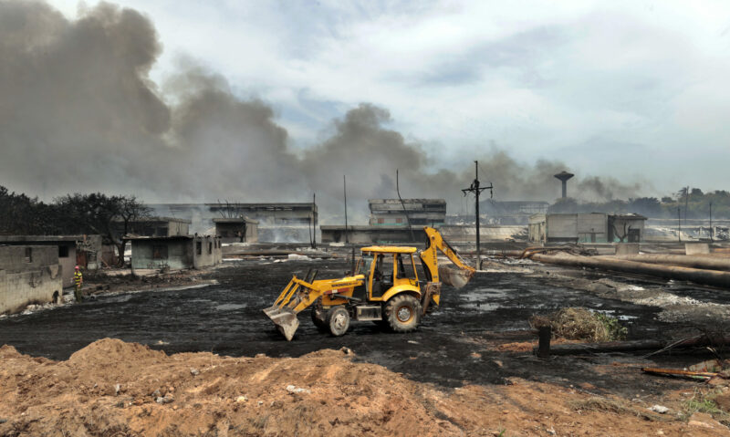 Las autoridades cubanas dieron este 10 de agosto por controlado el fuego que ha afectado una base de depósitos de combustible en Matanzas (occidente), el mayor incendio industrial de la historia del país. Foto: EFE.