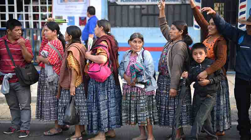 Indígenas q'eqchies de Santa María Cahabón, en el norte de Guatemala, participando en una protesta por la construcción de dos hidroeléctricas en el río Cahabón. Foto: Archivo / EFE