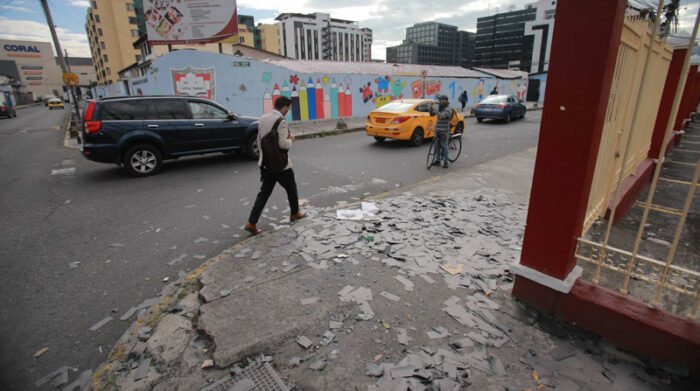 Restos de papeles y plástico quedaron desperdigados sobre la vereda, tras la detonación controlada en los exteriores del mercado de Iñaquito. Foto: EL COMERCIO