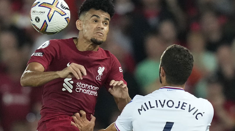 El jugador del Liverpool Luis Diaz en acción ante Luka Milivojevic del Crystal Palace el 15 de agosto del 2022. Foto: EFE