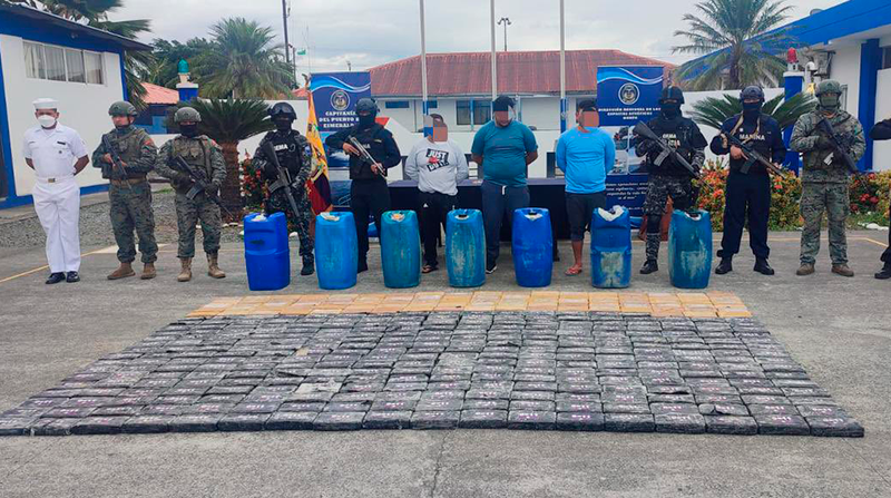Los tres detenidos serán procesados por tráfico ilícito de drogas a gran escala. Foto: Twitter @armada_ecuador