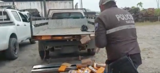 Una camioneta con drogas fue decomisada en Lago Agrio. Foto: Twitter @PoliciaEcuador