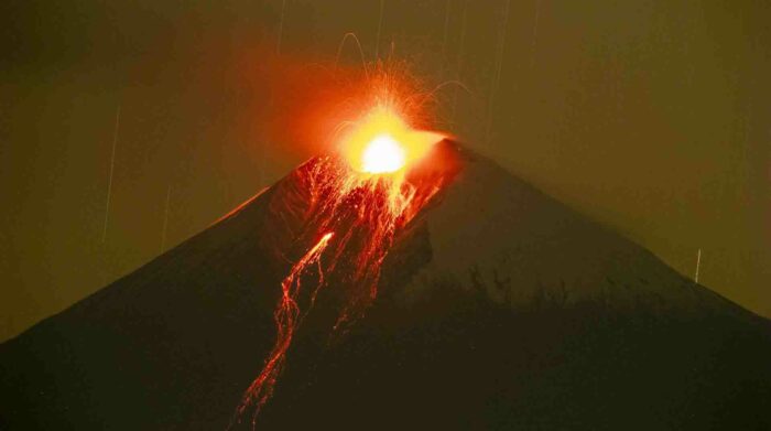 Vista de la actividad eruptiva del volcán Sangay, desde la parroquia San Isidro, en el Parque Nacional Sangay, en la ciudad de Macas. Foto: EFE