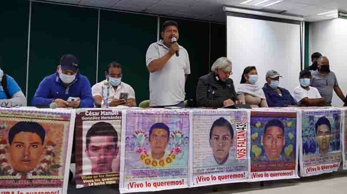 El vocero de los padres de los 43 estudiantes desaparecidos de Ayotzinapa, Melitón Ortega (c) habla, durante una asamblea popular de organizaciones a favor de los normalistas en Ciudad de México. Foto: EFE.