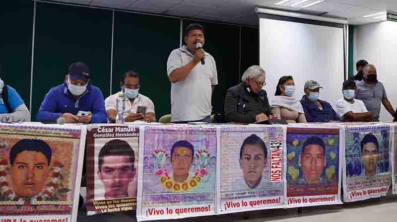 El vocero de los padres de los 43 estudiantes desaparecidos de Ayotzinapa, Melitón Ortega (c) habla, durante una asamblea popular de organizaciones a favor de los normalistas en Ciudad de México. Foto: EFE.