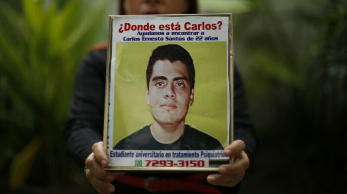 Eneida Abarca, madre de Carlos Santos, desaparecido en enero de 2022, muestra un retrato suyo durante el anuncio de la campaña "¿Dónde está Carlos?", en San Salvador (El Salvador). Foto: EFE.