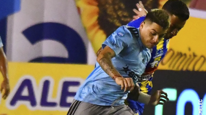 Diego García (celeste) disputa un balón con un jugador del Delfín en el Estadio Jocay de Manta. Foto: Twitter @CSEmelec.