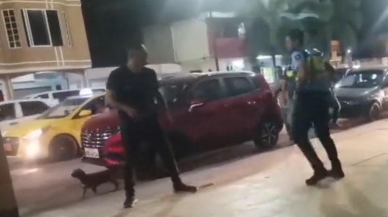 El agente de tránsito y un conductor de un vehículo de taxi informal se agredieron con golpes sobre una vereda en Pasaje. Foto: Captura de pantalla