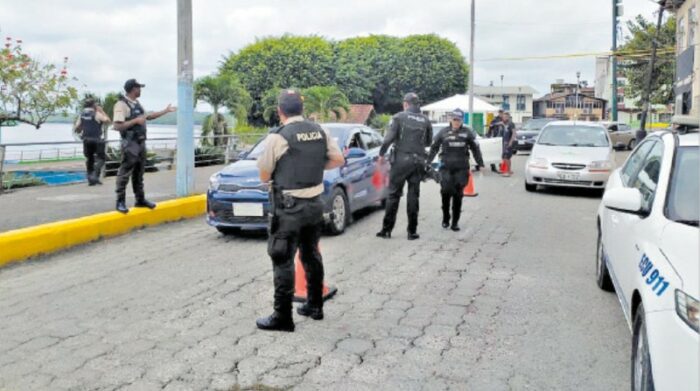 La Policía adelanta operativos constantes en los balnearios esmeraldeños, ante el incremento de varios delitos. Foto: El Comercio