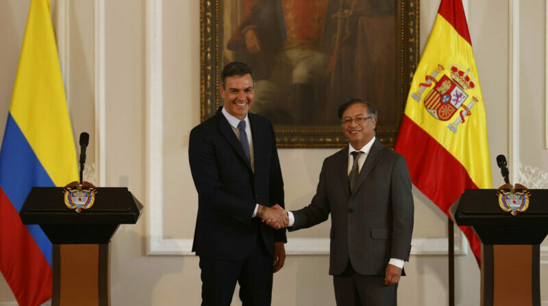El presidente de Colombia Gustavo Petro (d) le da la mano al presidente de gobierno de España Pedro Sánchez (i) luego de dar declaraciones a la prensa. Foto: EFE.