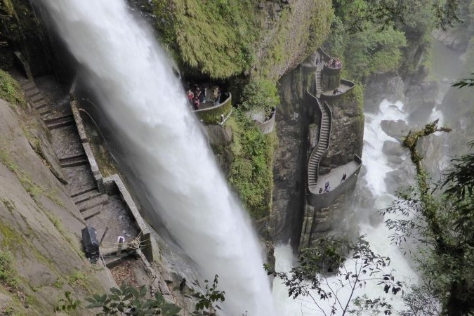 El Pailón del Diablo es un lugar turístico de Ecuador que recibe miles de visitantes al año. Foto: Turismotungurahua.com