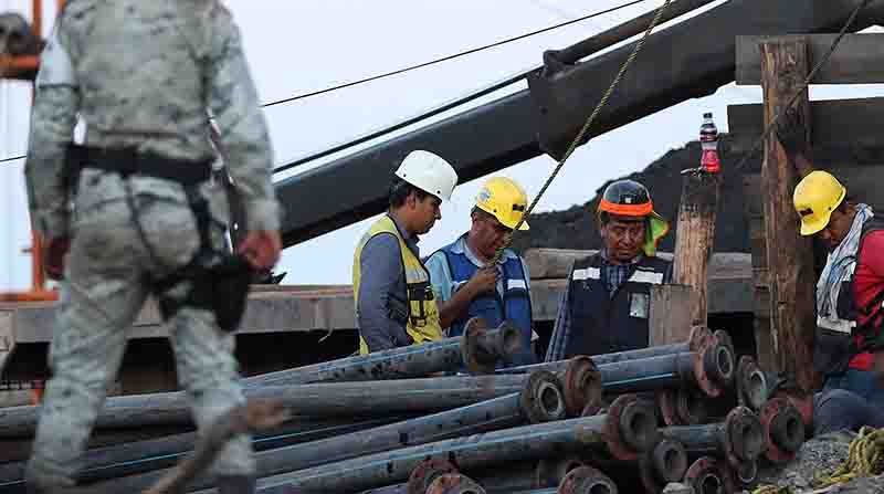 Mineros y personal de emergencias trabajan en el rescate de 10 mineros atrapados en una mina en el municipio de Sabinas, en Coahuila. Foto: EFE.