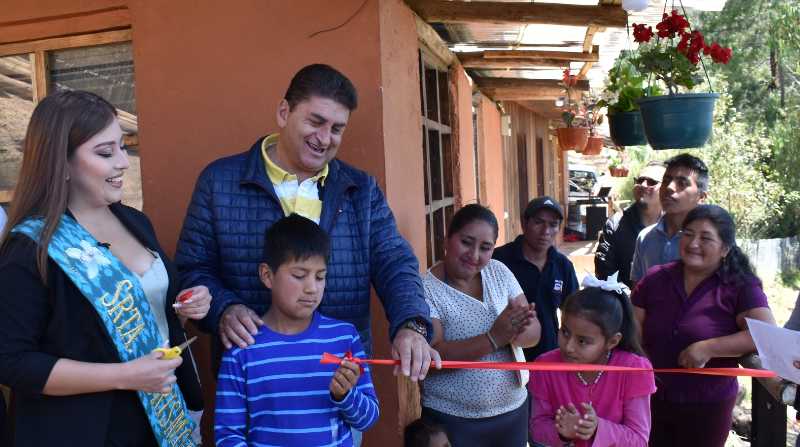 Cristian Alexander Z junto a su familia y amigos recibe su casa renovada. Foto: Facebook El Pueblo