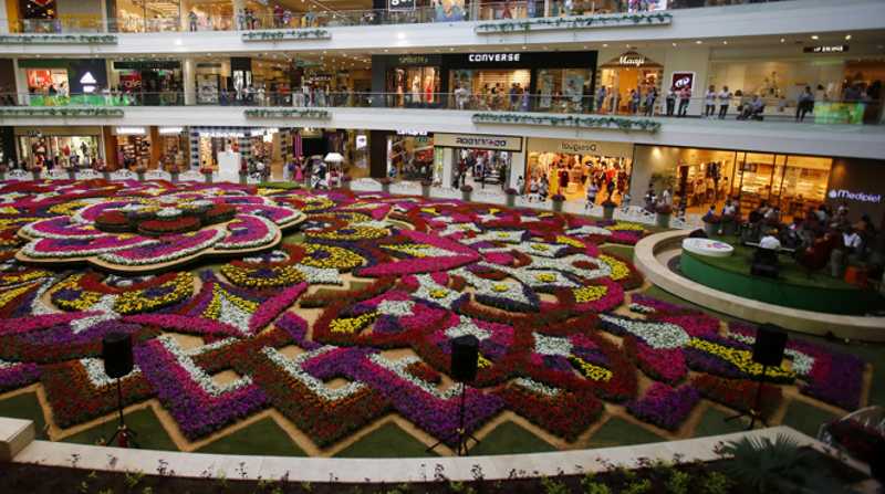 El tapete de flores fue creado por el centro comercial Santafé, para adornar el lugar durante la Feria de las Flores, en Medellín. Foto: EFE/Luis Noriega
