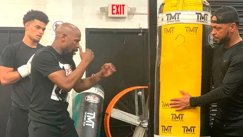 Jhonson, detrás de Mayweather, en una entrenamiento en Las Vegas. Foto: Redes del exboxeador