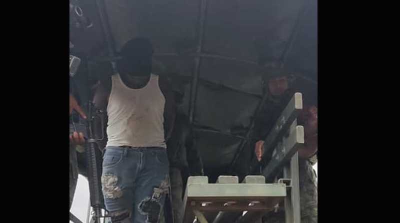 Dos personas fueron detenidas en San Lorenzo, el resto huyó. Foto: Facebook Fuerzas Armadas del Ecuador