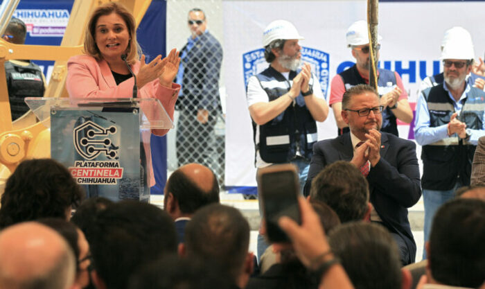 La gobernadora del estado de Chihuahua, María Eugenia Campos (I), participa en un acto protocolario el 10 de agosto de 2022 en Ciudad Juárez, estado de Chihuahua (México). Foto: EFE.