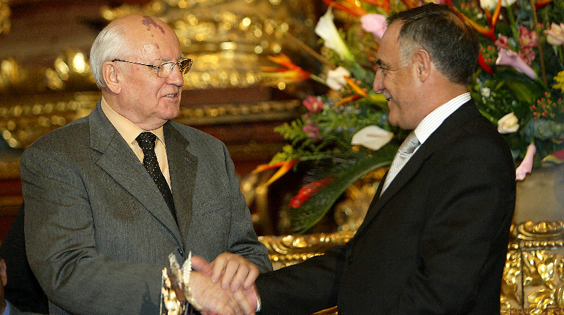 El 5 de mayo del 2004, Mijaíl Gorbachov visitó Quito y fue recibido por el entonces alcalde de la capital, Paco Moncayo. Foto: Archivo/ EL COMERCIO