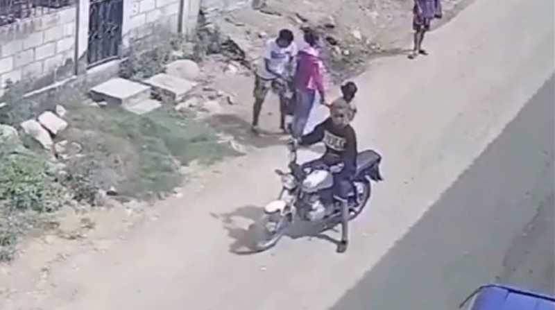 Dos delincuentes intentan robar a una mujer y sus hijos. Foto: Captura de video