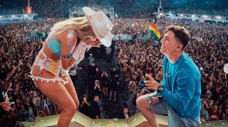 El cantante Guaynaa se arrodilló en el escenario principal del Tomorrowland 2022 para pedirle a Lele Pons que se case con él. Foto: Instagram @lelepons