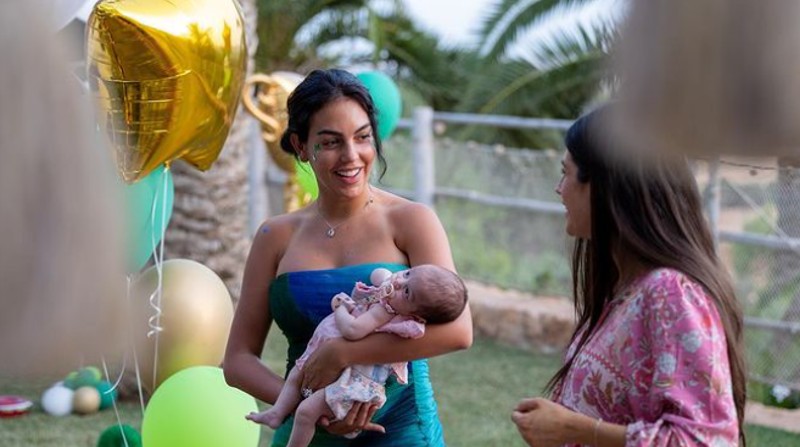 Georgina Rodríguez, esposa de Cristiano Ronaldo, tiene en brazos a la bebé. Foto: Instagram @georginagio