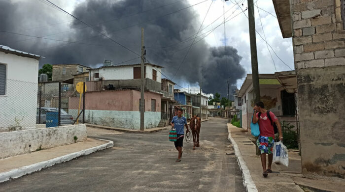Las autoridades de Salud en Cuba investigan la posible afectación al ambiente, debido al incendio. Foto: EFE