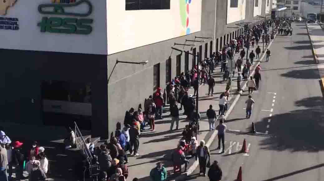 Largas filas de afiliados se registran fuera del Hospital del IESS Quito Sur este 1 de agosto de 2022. Foto: Captura de pantalla.