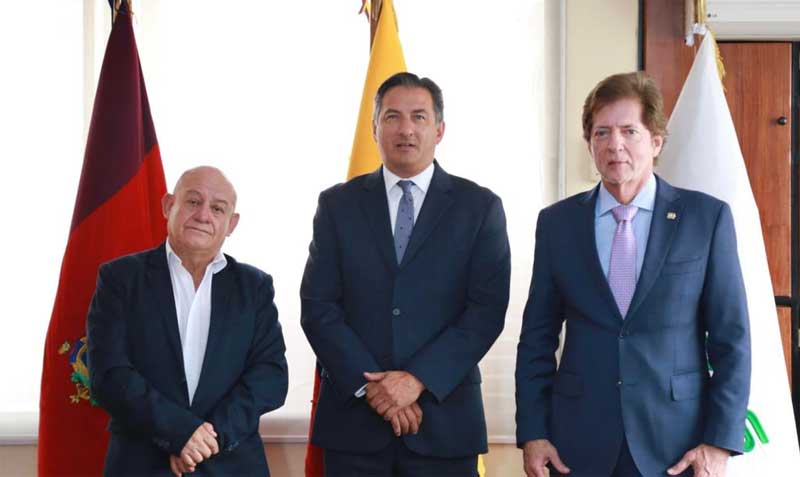En la posesión de Salgado participó el presidente del Consejo Directivo, Alfredo Ortega (derecha). Foto: Twitter IESS
