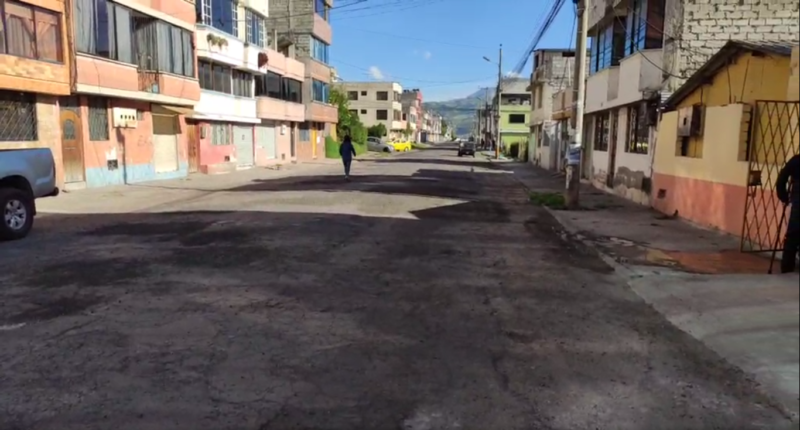 La calle Turubamba, en el barrio del mismo nombre, se encuentra completamente deteriorada. En su veredas, no existen contenedores de basura. Foto: EL COMERCIO.