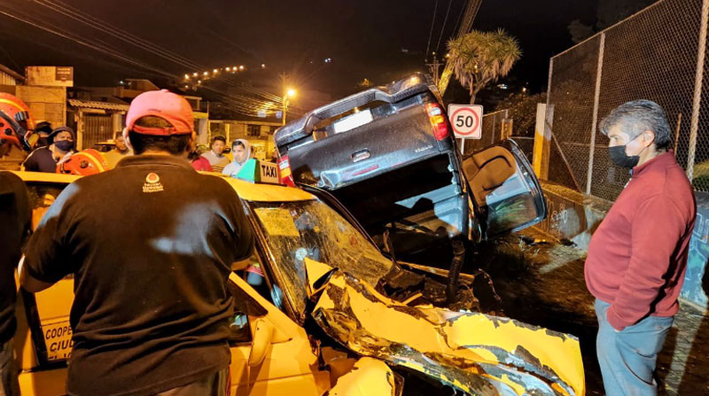 El conductor del taxi quedó atrapado dentro de la unidad, luego del impacto con una camioneta en El Tingo, valle de Quito. Foto: Twitter Bomberos Quito
