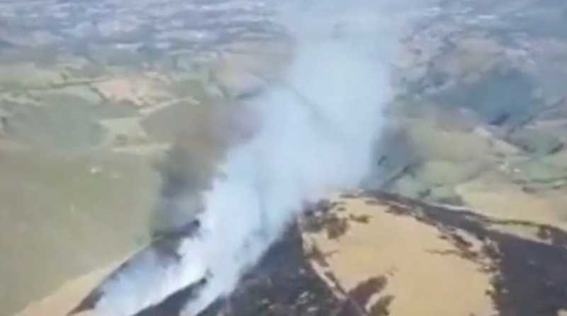 Un fuerte incendio se registró en el cerro Puntas. Foto: Captura de video