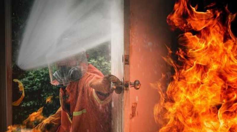 Imagen referencial. Un niño quedó atrapado entre las llamas y un denso humo cuando veía televisión en la habitación. Foto: Internet