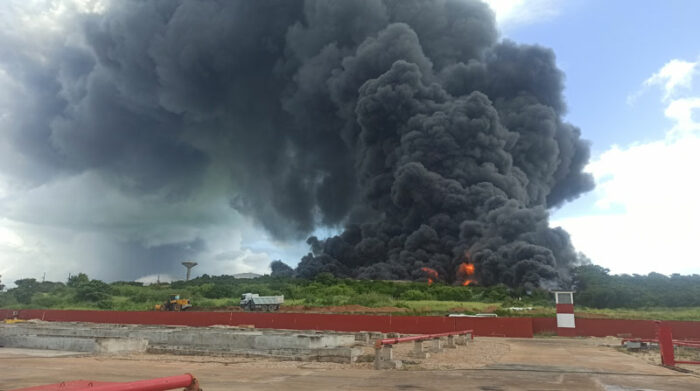 Los bomberos figuran entre las 67 personas afectadas por el incendio en un tanque de combustible en Cuba. Foto: EFE