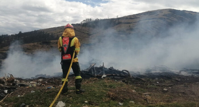 Imagen referencial: Bomberos hallaron un cuerpo calcinado en un incendio forestal, en Quito. Foto: Cortesía/ Bomberos Quito