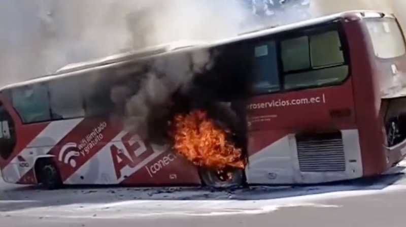 Un incendio de un bus se registró este miércoles en Quito. Foto: Twitter Bomberos Quito