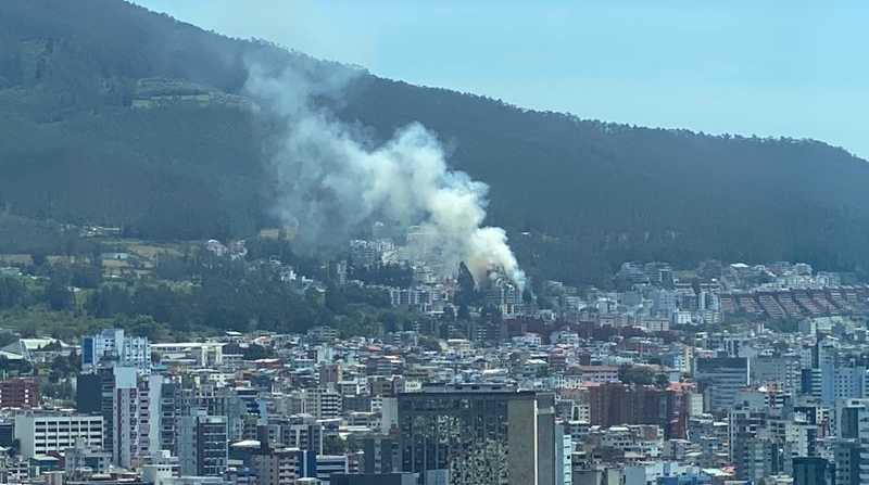 Un incendio forestal se registró este martes en Quito. Foto: Cortesía