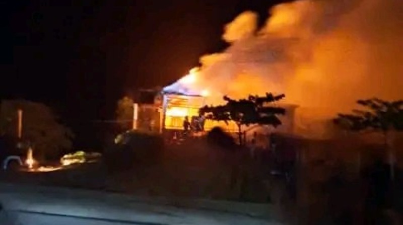 En un pueblo de Cuba se registró un incendio que consume el combustible de un tanque en la zona industrial. Foto: Twitter