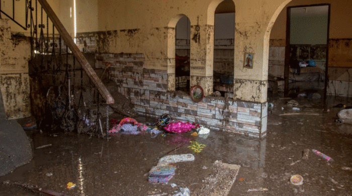 Las personas refirieron que perdieron sus enseres por el lodazal que ingresó a sus viviendas, por la fuerte lluvia en Santa Clara del Común en Quito. Foto: Carlos Noriega/ EL COMERCIO