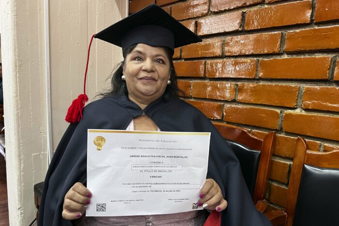 Para Jenny Arroyo, de 65 años, convertirse en bachiller era un anhelo que quería cumplir para continuar con su siguiente paso: estudiar Derecho. Foto: Patricio Terán / El Comercio.