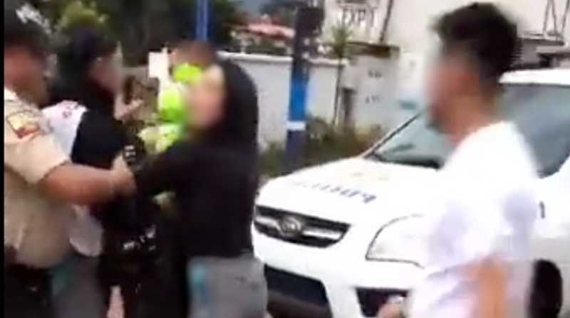 Una grabación registró el enfrentamiento entre un grupo de jóvenes y agentes policiales. Foto: Captura de video
