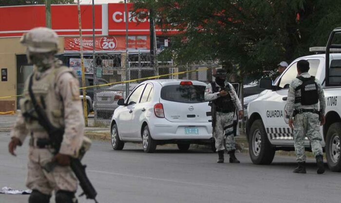 Integrantes del Ejercito Mexicano y de la Guardia Nacional resguardan una camioneta donde viajaba un familia que fue atacada con armas de fuego en Ciudad Juárez. Foto: EFE