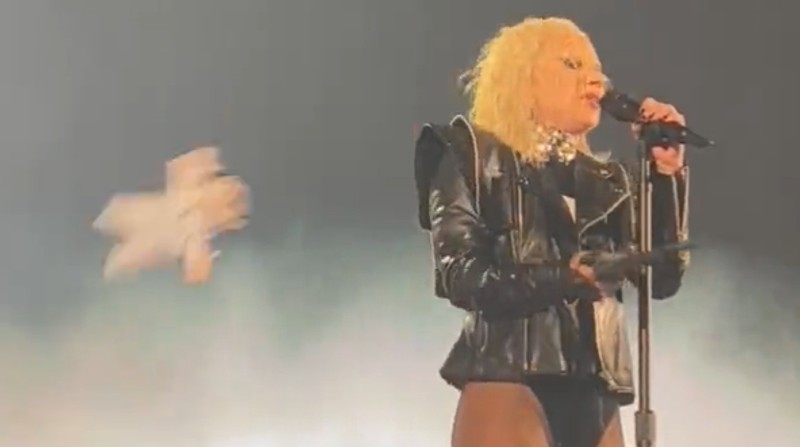 En video quedó registrado el momento en que el objeto impactó sobre el rostro de la cantante. Foto: Captura